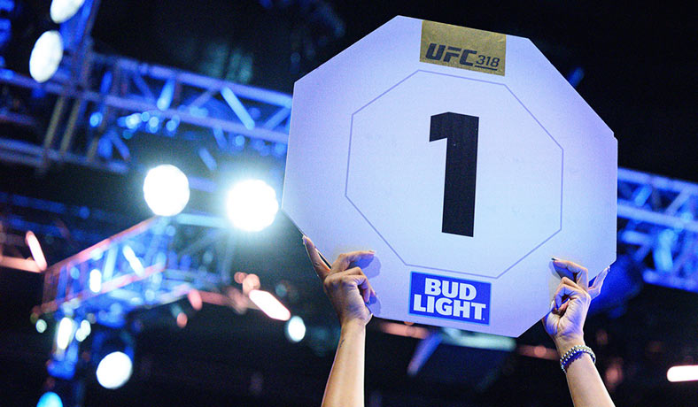 Un cartel de UFC en un evento en Nueva Orleans