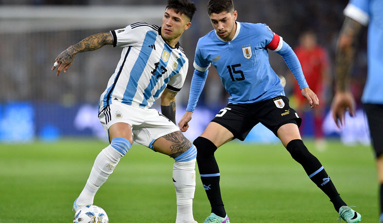 Enzo Fernandez de Argentina y Federico Valverde de Uruguay