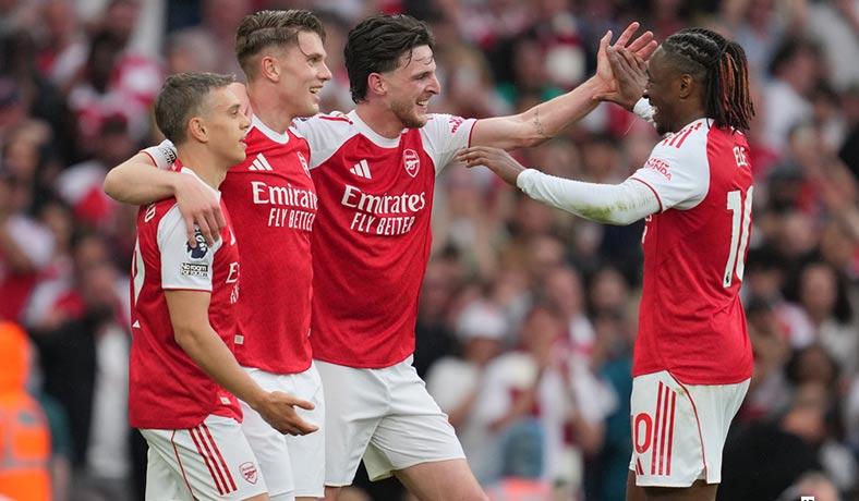 Jugadores de Arsenal celebran un gol de Eze