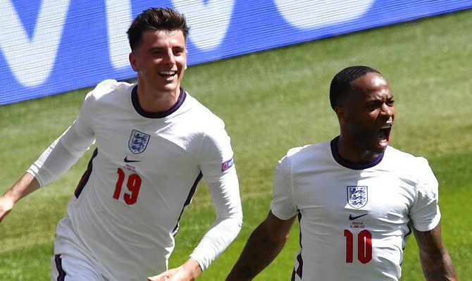 Sterling celebra un gol anotado durante la Euro 2020. Cuotas y picks para el Inglaterra vs Alemania.