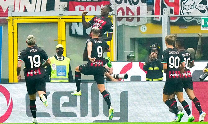 Rafael Leao y Olivier Giroud celebran una anotacion del Milan