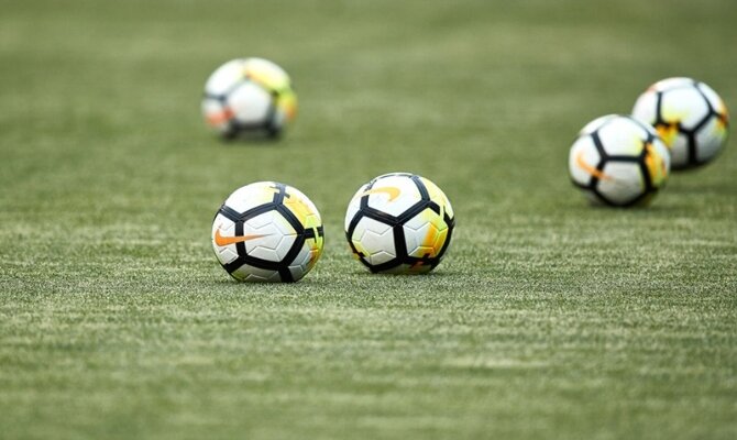 Balones de fútbol esperando en el campo de juego. Cuotas y pronósticos Antofagasta Vs Colo Colo