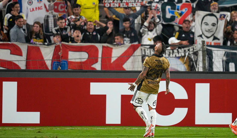 Arturo Vidal celebra con los hinchas de Colo Colo