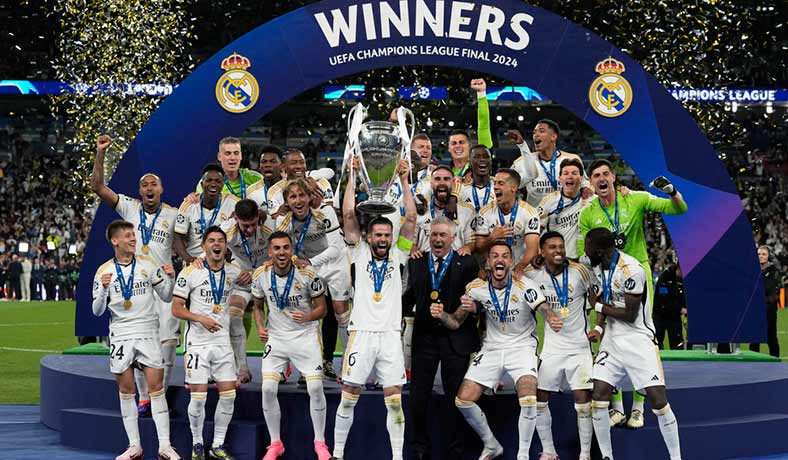 Jugadores del Real Madrid levantan el trofeo de la Champions