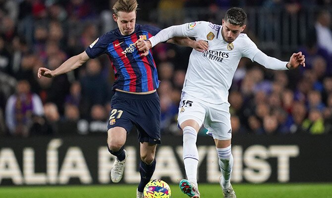 Frenkie de Jong de Barcelona y Federico Valverde de Real Madrid disputan el balon
