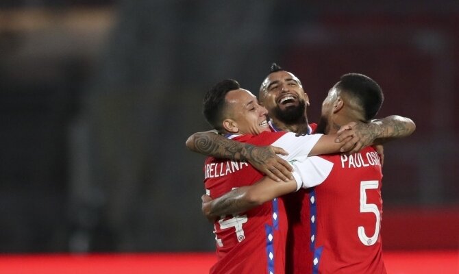 Arturo Vidal se abraza a varios jugadores de La Roja. Apuesta ahora en el Argentina vs Chile.