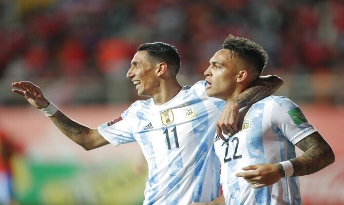 Ángel Di María y Lautaro Martínez celebrando el gol ante Chile. Cuotas Argentina vs Colombia.