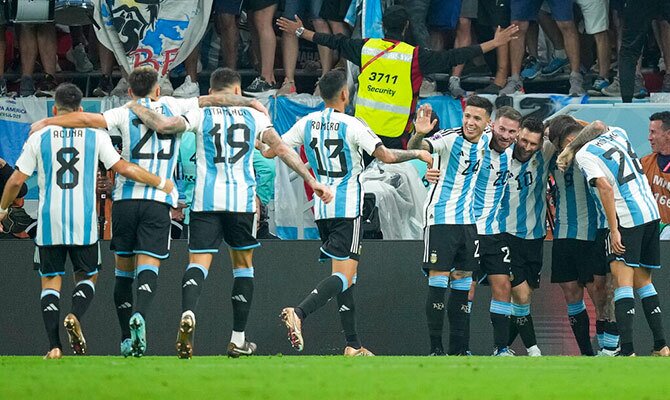 Jugadores de Argentina festejan un gol en el Mundial de Qatar