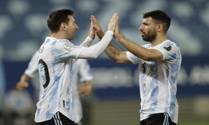 Messi y Agüero celebran un gol de la Albiceleste. Cuotas Copa América 2021, Argentina vs Ecuador.