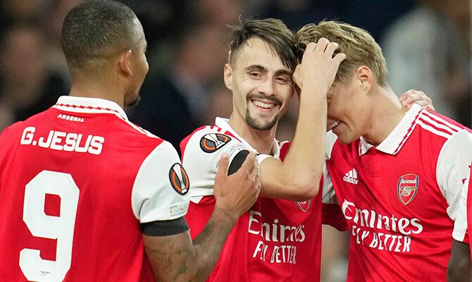 Fabio Vieira celebra un gol del Arsenal con sus compañeros en la Liga Europa