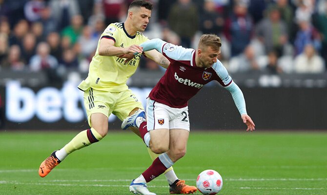 Granit Xhaka de Arsenal y Jarrod Bowen de West Ham disputan el balon