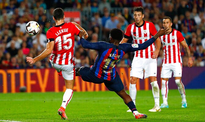Kessie del Barcelona disputa la pelota ante varios jugadores del Athletic de Bilbao