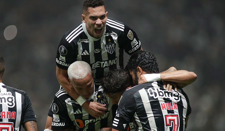 Paulinho, Deyverson y Hulk celebran un gol de Atletico MG ante River