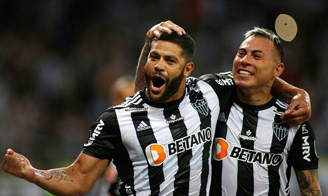 Hulk y Eduardo Vargas celebran una anotacion del Atletico Mineiro