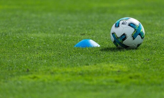 Imagen de un balón y un cono sobre el césped. Cuotas y pronósticos Audax Italiano Vs Colo Colo