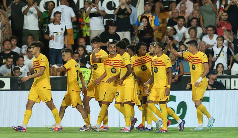 Jugadores del Barcelona celebran un gol ante el Valencia