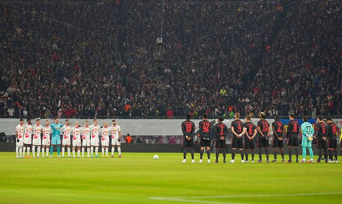 Jugadores del Leipzig y el Bayern antes de un partido por la Bundesliga de Alemania