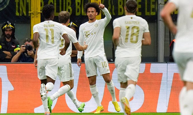 Leroy Sane del Bayern Munich celebra un gol con sus compañeros