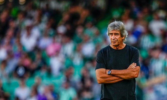 El tecnico del Betis Manuel Pellegrini observa un partido por LaLiga