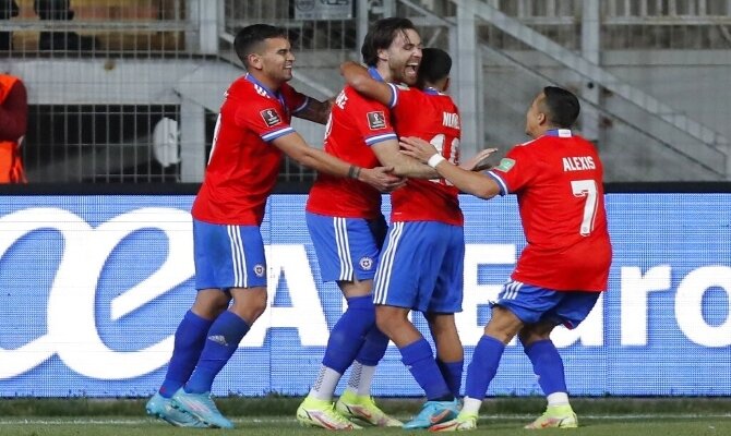 Jugadores celebrando el gol de Chile ante Argentina. Pronósticos Bolivia vs Chile, Eliminatorias.