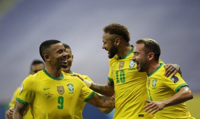 Neymar y Gabriel Jesus celebran un gol. Cuotas y pronósticos Brasil vs Perú, Copa América 2021.