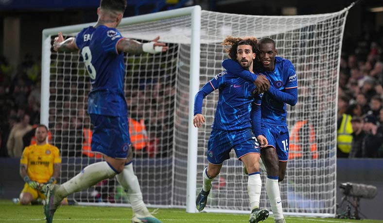 Marc Cucurella del Chelsea festeja un gol ante Brentford