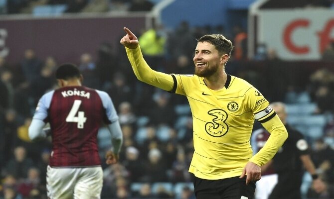 Jorginho celebrando una anotación ante Aston Villa