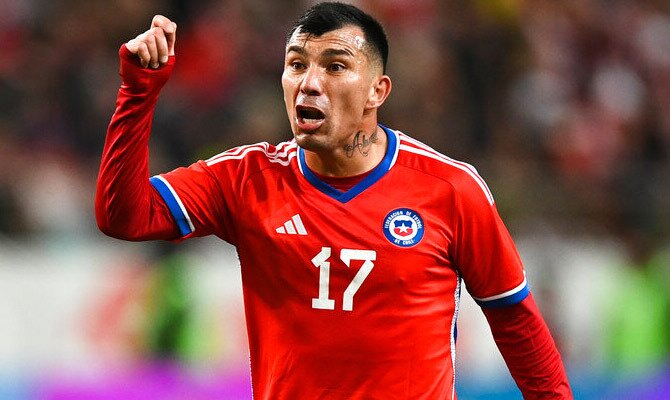 Gary Medel pide una tarjeta al árbitro en partido amistoso de la Selección Chilena