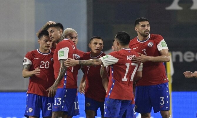 Alexis Sánchez, Medel y más jugadores de La Roja celebrando un gol. Cuotas Chile vs Bolivia.