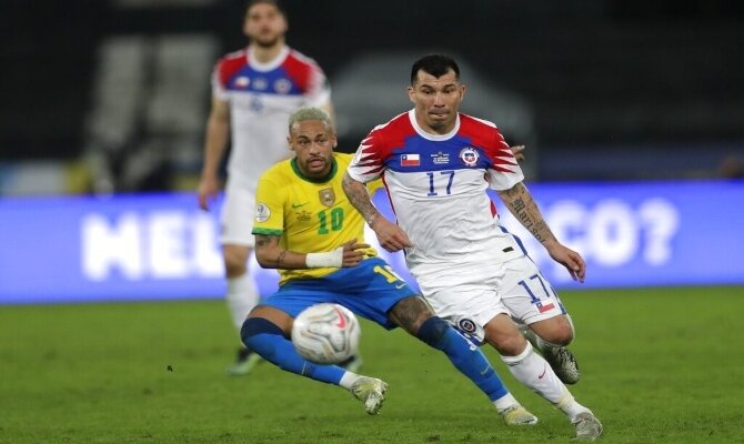 Neymar tratar de zafarse de Medel en la imagen. Cuotas y pronósticos Chile Vs Brasil, Catar 2022.