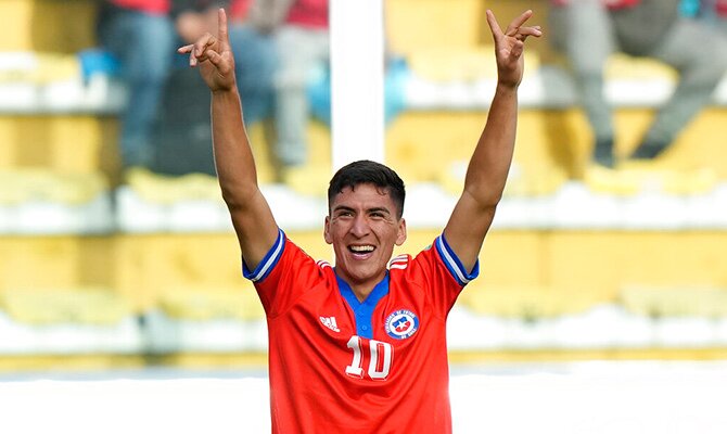 Marcelino Nunez celebra una anotacion con la seleccion chilena
