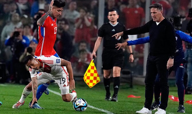 Erick Pulgar pelea una pelota ante la mirada de Eduardo Berizzo en el Chile vs Peru