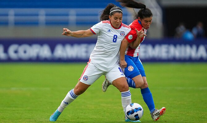 Karen Araya de la seleccion chilena femenina en juego contra Paraguay