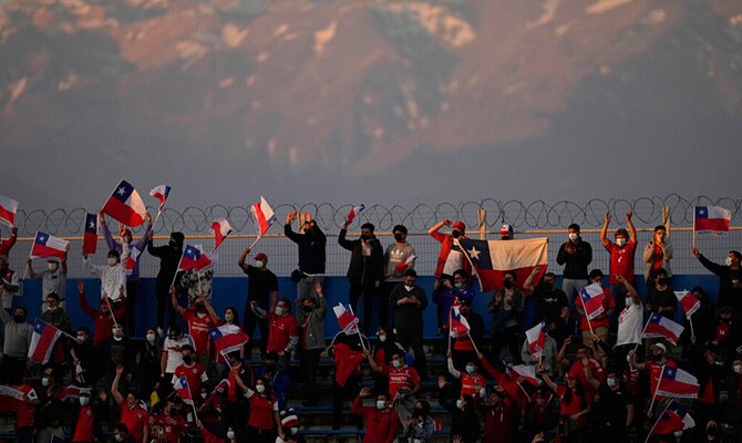 Aficionados chilenos en las tribunas en partido de futbol local