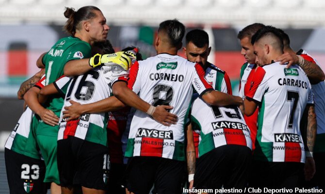 Futbolistas de Palestino en la previa de un partido por el torneo chileno