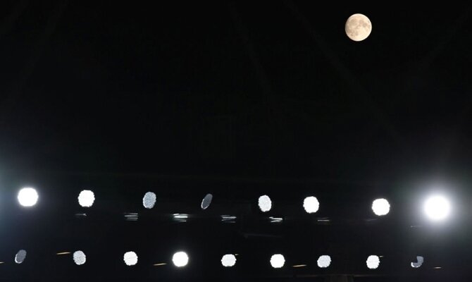 Imagen de un estadio con los focos encendidos. Cuotas y pronósticos Colo Colo Vs Audax Italiano.