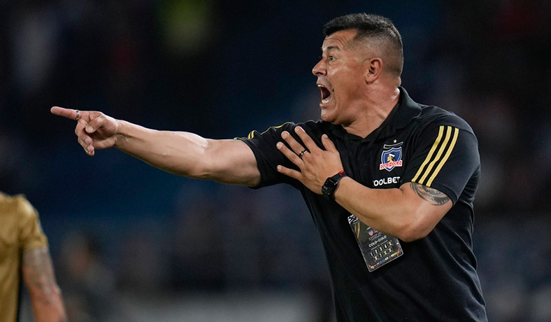 El entrenador Jorge Almiron de Colo Colo da indicaciones