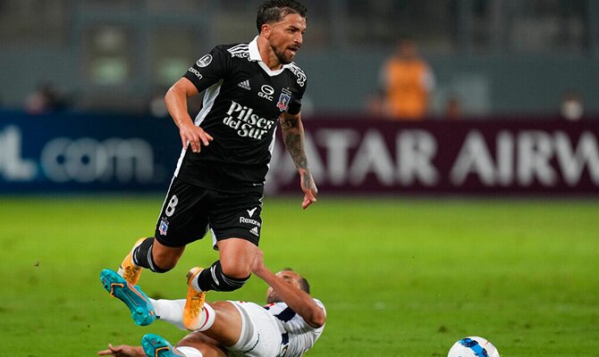 Gabriel Costa de Colo Colo en accion por la Copa Libertadores