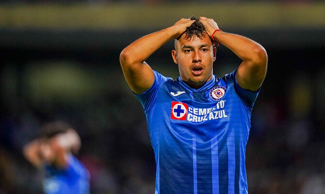 Ivan Morales de Cruz Azul lamenta una oportunidad de gol fallida