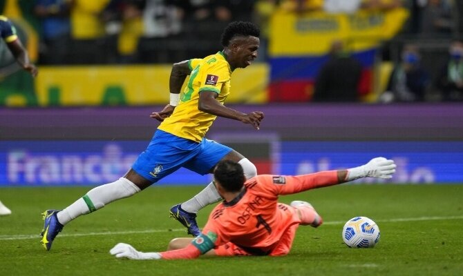 Vinicius encarando a David Ospina