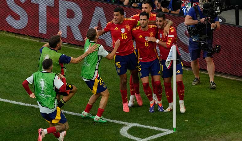 Mikel Merino festeja el gol decisivo de España ante Alemania