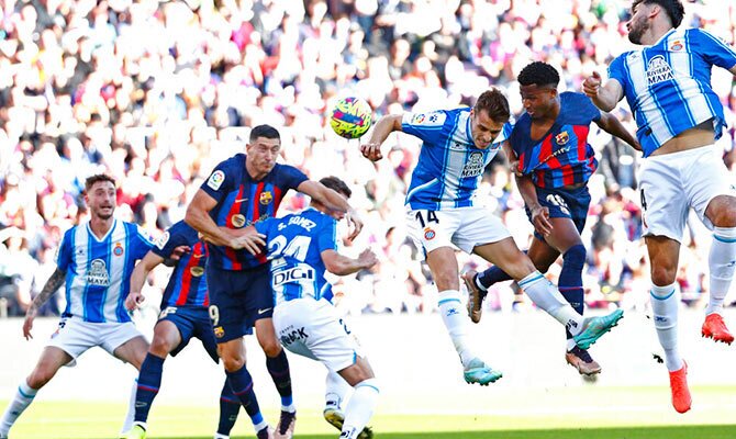 Robert Lewandowski del Barcelona prepara un cabezazo en juego ante el Espanyol