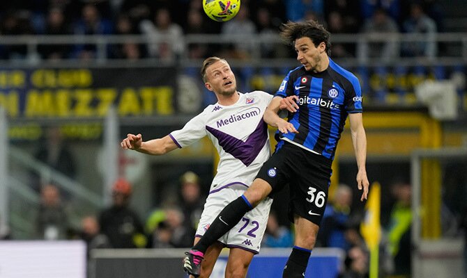 Antonin Barak de Fiorentina y Matteo Darmian del Inter de Milán