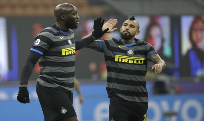 Arturo Vidal y Romelu Lukaku quieren volver a celebrar este viernes en el Fiorentina vs Inter de Milán