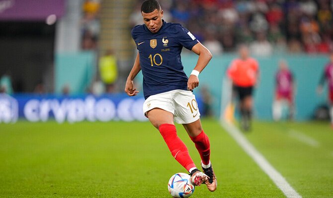 Kylian Mbappe lleva el balon en un partido de Francia en el Mundial 2022