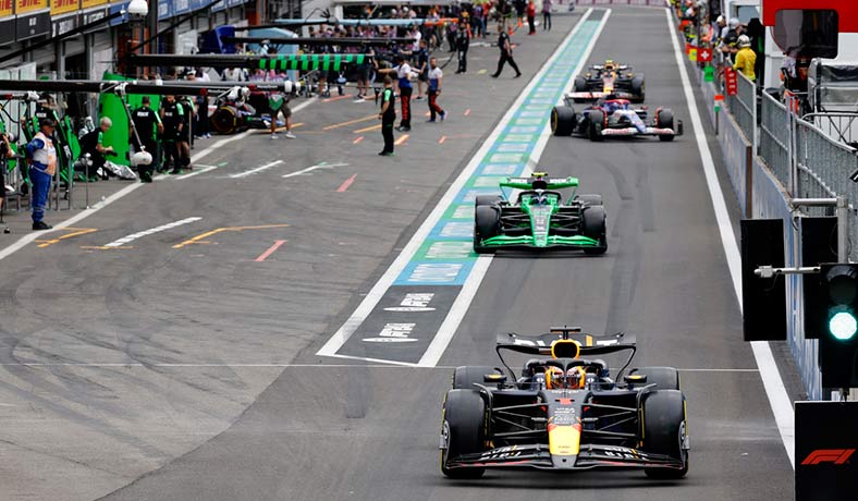Max Verstappen de Red Bull saliendo de los pits en Spa