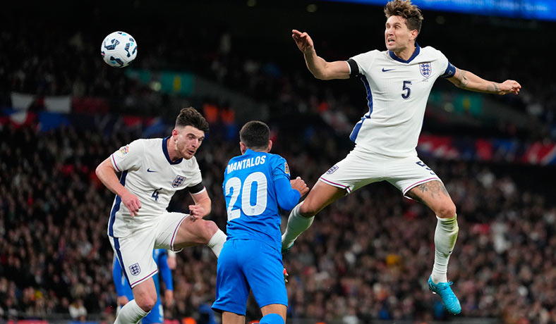 John Stones y Declan Rice en partido de Inglaterra ante Grecia