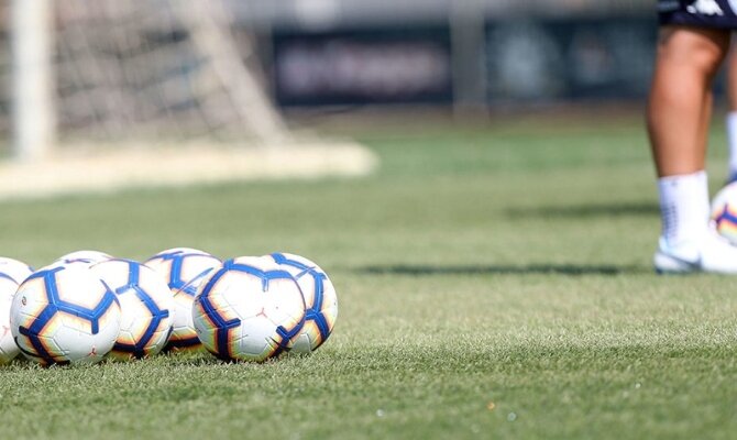 Imagen de varios balones sobre el césped. Cuotas para el duelo entre Huachipato vs Colo Colo