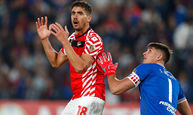 Fabian Noguera de Estudiantes busca el balon en un partido esta temporada