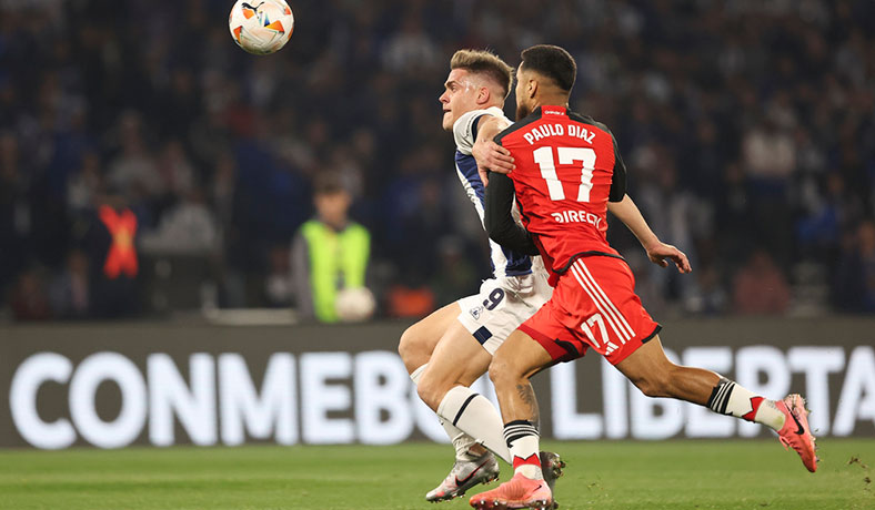 El chileno Paulo Diaz de River en partido contra Talleres